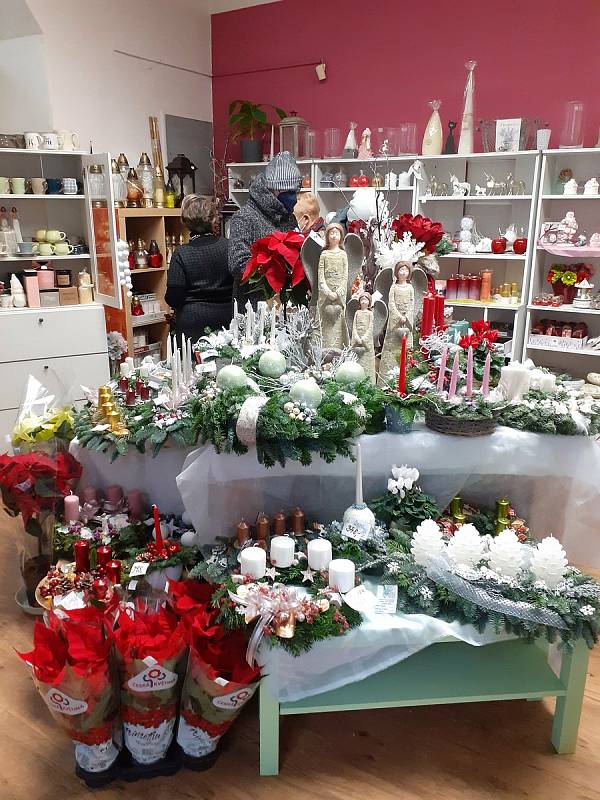 Fišer Květiny na Roudné v Plzni nabízí nepřeberné množství adventních věnců a dekorací.