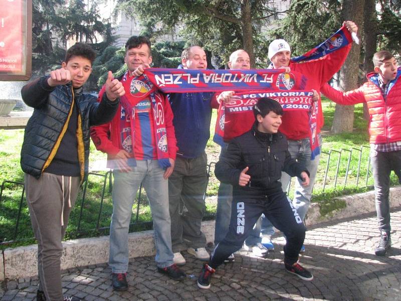 Čtveřice fanoušků Viktorie v Neapoli - zleva Zdeněk Poslední, Petr Novák, Jan Rys a Petr Poslední. Na fotografii jim dělají společnost fanoušci Neapole