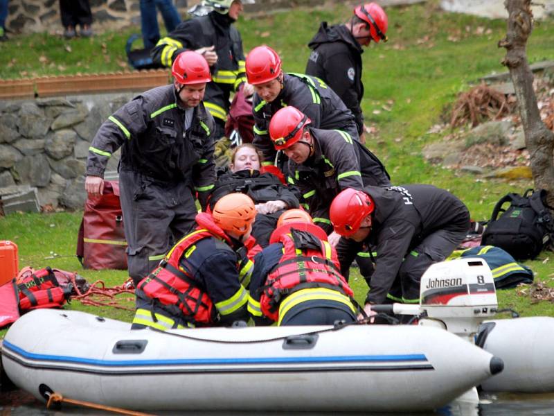 Nácvik hasičů na přehradě Hracholusky pro případ povodňové situace