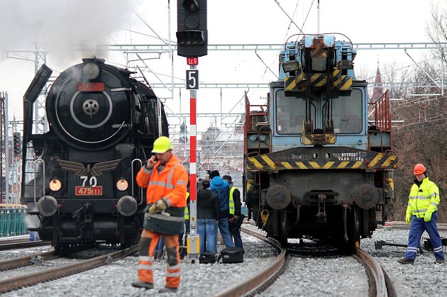 Zátěžová zkouška mostu přes Mikulášskou ulici.