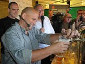 Známý kuchař Zdeněk Pohlreich předvedl své kulinářské umění v západočeské metropoli už na loňském Pilsner Festu. Tehdy si vyzkoušel i čepování piva