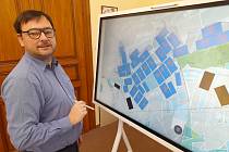 Starosta Dobřan Martin Sobotka nad mapou zamýšleného podnikatelského parku na letišti v Líních
