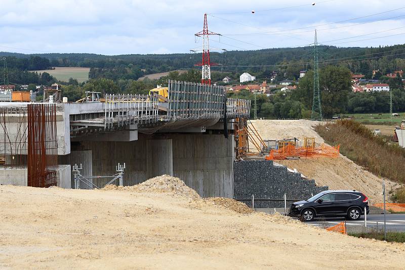 Západní okruh - komunikace propojující Domažlickou a Karlovarskou silnici, navržena v dvoupruhovém uspořádání o celkové délce 5,9 km. Ve výstavbě je II. etapa z Křimic na Košutku. Zároveň jsou budovány nové cyklostezky i biokoridory pro přechod zvěře.