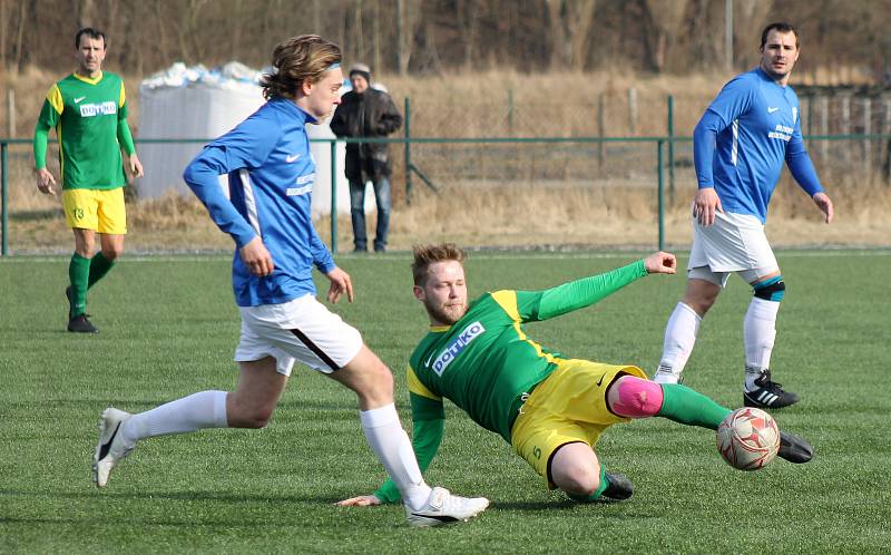 Fotbalisté plzeňského Rapidu (na archivním snímku hráči v modrých dresech) porazili Chotíkov. Naopak Tlumačov (zelení) doma utrpěl debakl, Zruči podlehl 1:5.