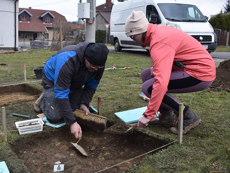 V Myslince na Plzeňsku si lidé vyzkoušeli práci archeologů.