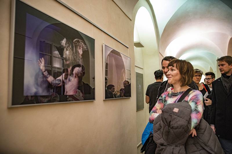 Vernisáž k výstavě fotografií Milan Říský: Live ve Studijní a vědecké knihovně Plzeňského kraje.