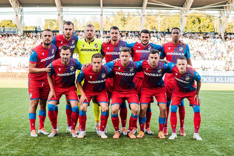 Čeští šampioni vstoupili do 2. předkola Ligy mistrů vítězství 2:1 na umělé trávě HJK Helsinky.