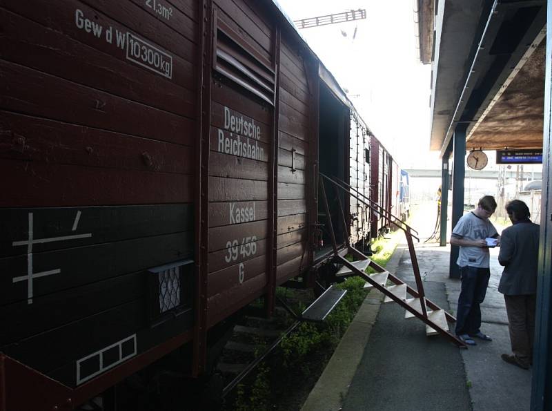 Historický vlakjako připomínka transportů zastavil na nádraží v Plzni. Obsahoval výstavu i kino