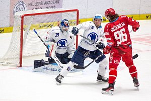David Kvasnička (uprostřed) vstřelil vítězný gól Plzně proti Třinci. Na snímku brání Daniela Voženílka.  