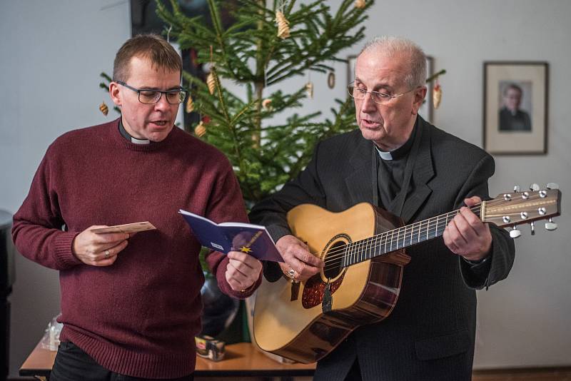 Setkání bezdomovců a osamělých na plzeňském biskupství.