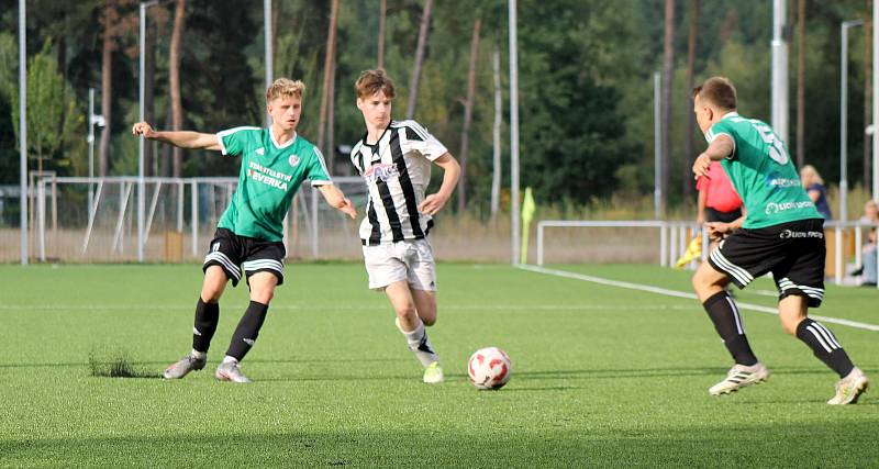 7. kolo krajského přeboru: SSC Bolevec (bílí) - SK Horní Bříza (zelení) 2:5.