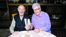 Richard a Miroslava Böhnelovi drží böhnelky v papírových kornoutech. V lednu oslaví 65. výročí svatby.