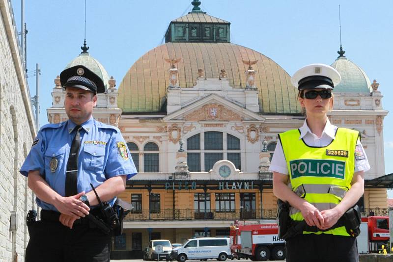 Policejní opatření na vlakovém nádraží v Plzni.