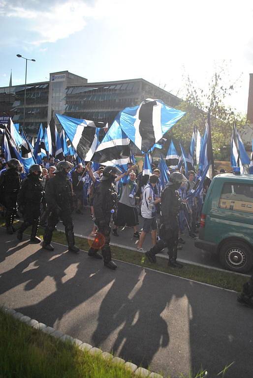 Fanoušci klubu Sigma Olomouc prošli z nádraží k Doosan areně bez  problému. Cestou je doprovázela policie