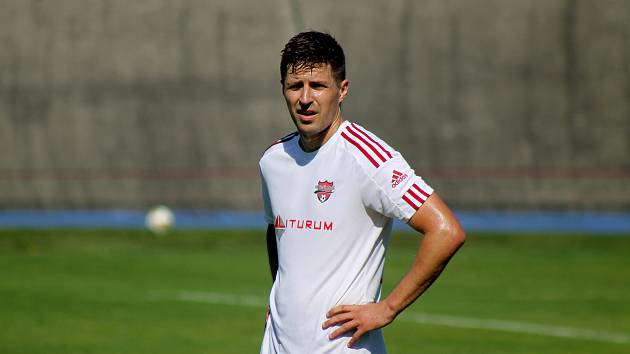 FORTUNA divize A, 7. kolo: SK Petřín Plzeň (na snímku fotbalisté v bílých dresech) - FK Baník Sokolov (žlutí) 1:1 (1:0).