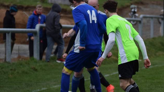 I. B třída, skupina B (15. kolo): SK Bolešiny (na snímku fotbalisté v modrých dresech) - TJ Sokol Štěnovice (zelení) 4:0.