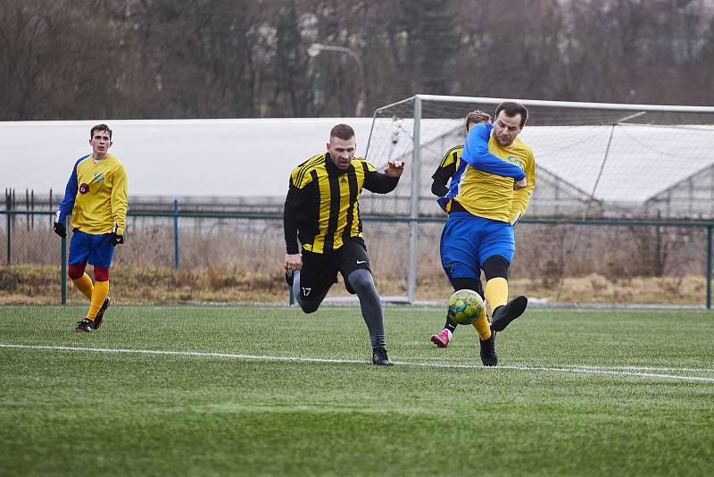 Doubravka (ve žlutých dresech) remizovala v přípravném zápase s Březovou 4:4 (v pruhovaném)