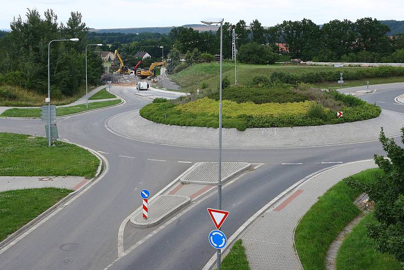 Demolice železničního mostu a vložení mostního provizoria mezi Bručnou a Koterovem je součástí prováděné modernizace železniční trati mezi Plzní a Nepomukem.