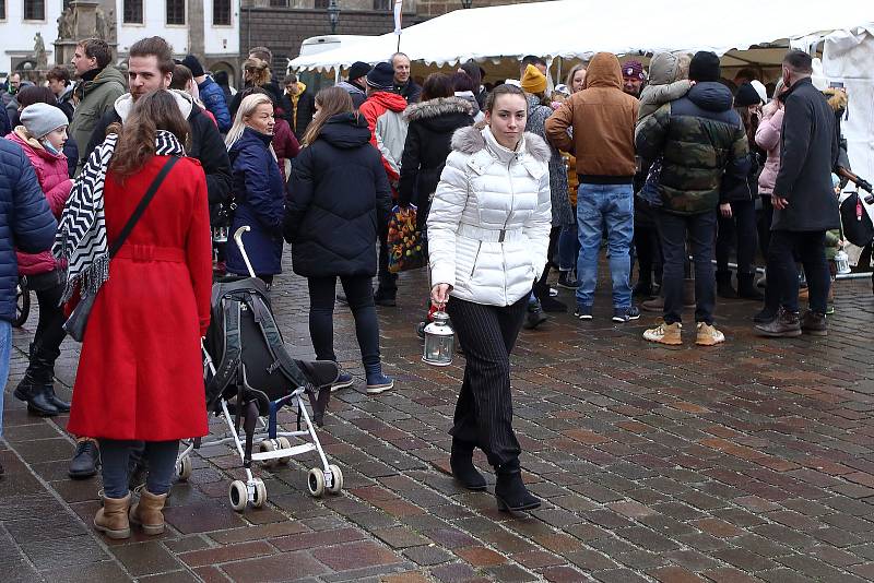 Stovky lidí se vypravily na Štědrý den do centra Plzně, kde si mohli vyzvednout od skautů Betlémské světlo.