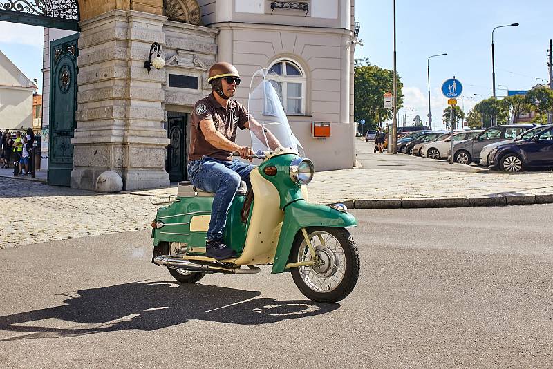 Veteránský sraz vozidel vyrobených za socialismu spojený se stokilometrovou vyjížďkou po Plzeňsku a Rokycansku startoval z nádvoří Plzeňského Prazdroje. Zúčastnit se mohly automobily a motorky prodávané v ČSSR v síti Mototechna v letech 1948 – 1989.