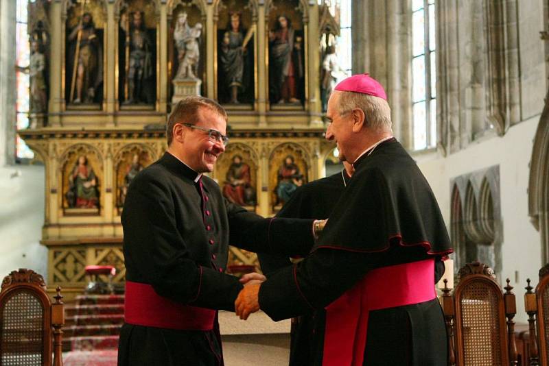 Tomáš Holub přijímá jako nově jmenovaný biskup gratulace