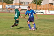Fotbalisté FK Tachov (na archivním snímku hráči v modrých dresech) porazili Baník Stříbro (zelení) i podruhé v sezoně. Na podzim doma 7:1, o víkendu na hřišti soupeře 6:2.