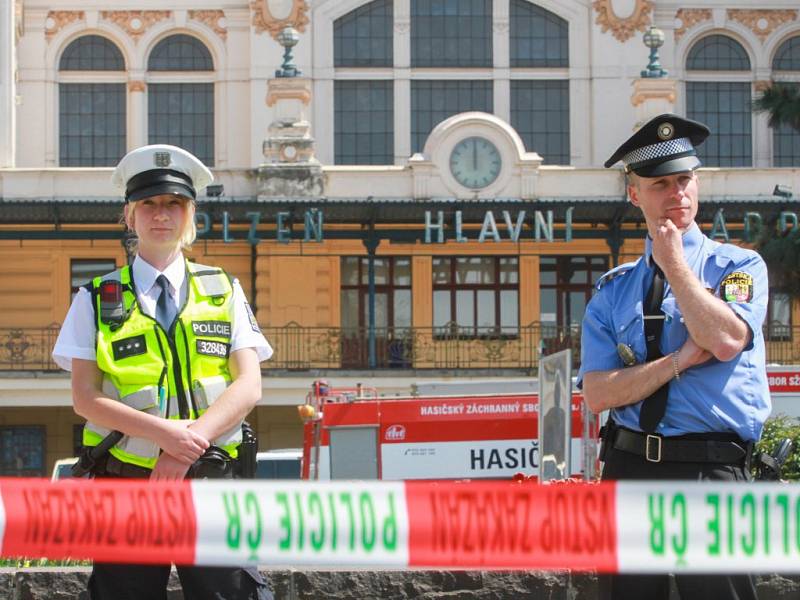 Policejní opatření na vlakovém nádraží v Plzni.