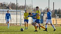 Fotbalisté plzeňské Doubravky (na archivním snímku hráči ve žlutých dresech) zdolali v pátek domácí Rokycany těsně 1:0 a slaví čtvrté vítězství za sebou.