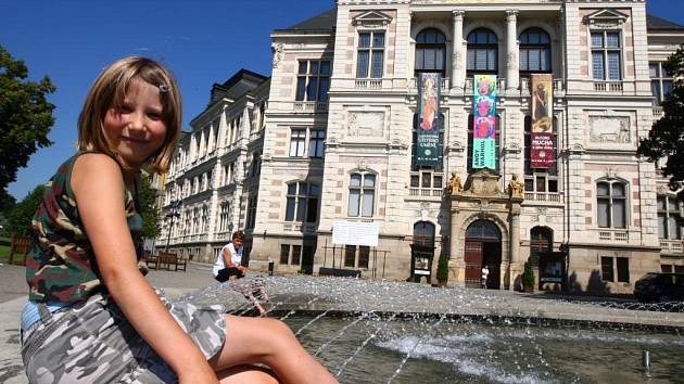 Od středy se lidé opět mohou zchladit u fontány před Západočeským muzeem