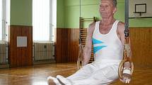 Luboš Kopecký (81) předvádí gymnastické cviky