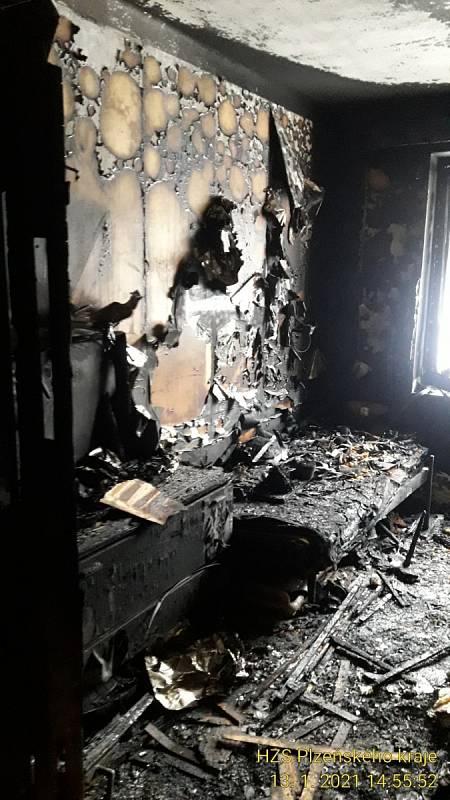 V plzeňské ulici Pod Švabinami zahořelo ve čtyřpatrovém bytovém domě, na místo vyjelo pět jednotek hasičů.