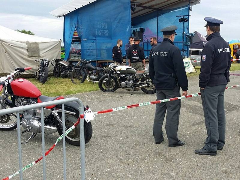 V Žihli během závodů Hot Rod Dragstrip Contest ztratil jeden z motorkářů kontrolu nad strojem a vlétl do diváků