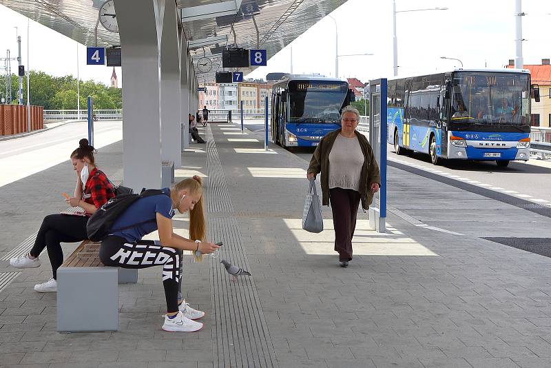 Společnost Arriva provozuje linkovou dopravu novými autobusy v barvách kraje.