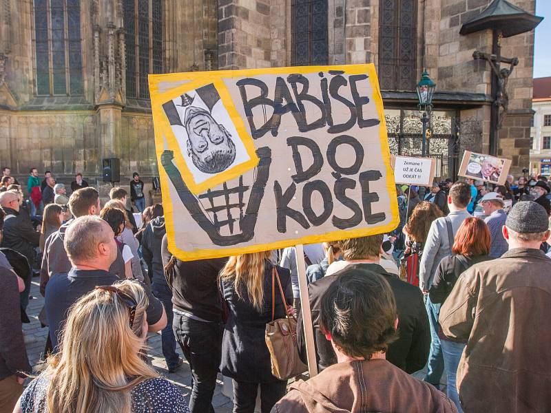 Proč? Proto! Demonstrace proti Miloši Zemanovi a Andreji Babišovi na náměstí Republiky v Plzni