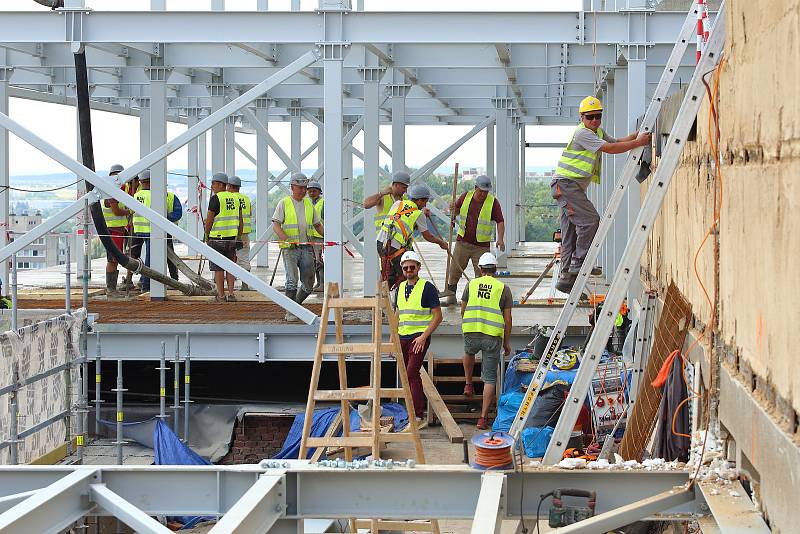 Obláček – nástavba nad hematologicko-onkologickým oddělením vzniká dle návrhu architektky Evy Jiřičné ve FN v Plzni na Lochotíně. Aktuálně je ze ¾ dokončena ocelová konstrukce nástavby. První pacienti by Obláček měli využívat na jaře 2024.