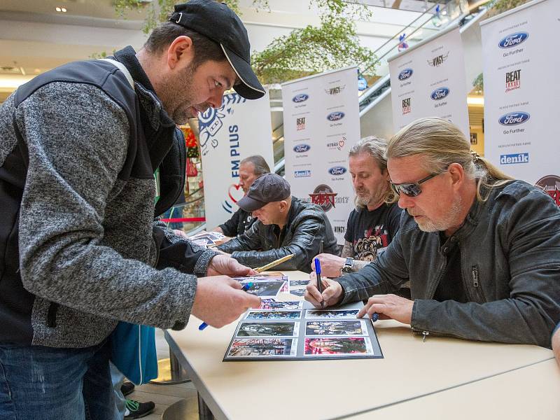 Autogramiáda skupiny Kabát v Plzni