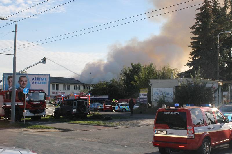 Rozsáhlý požár ubytovny v Plzni na Karlově.
