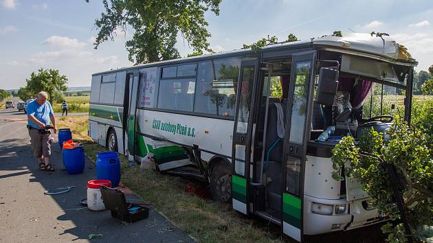 Linkový autobus se střetl s autem mezi Všeruby a Kunějovicemi.