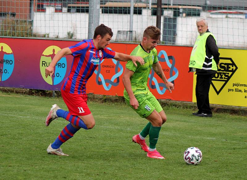 Z podzimu ČFL: Vltavín - Viktoria Plzeň B (červenomodří).