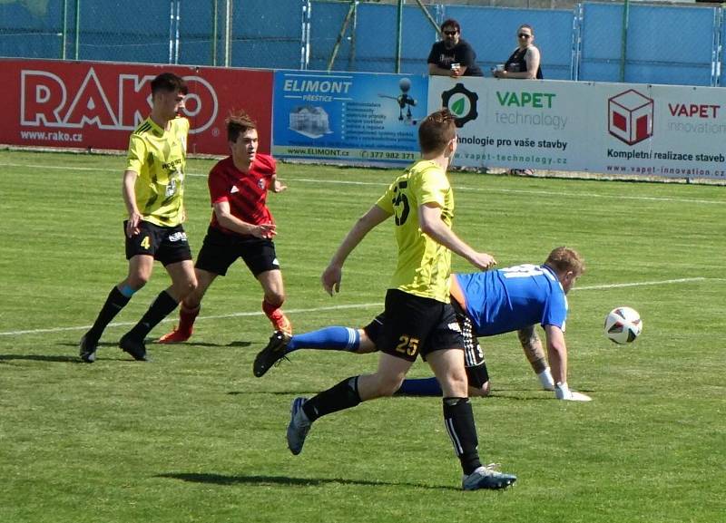 21. kolo I. B třídy, skupina B: TJ Přeštice B (žlutí) - TJ Dobřany 3:0.