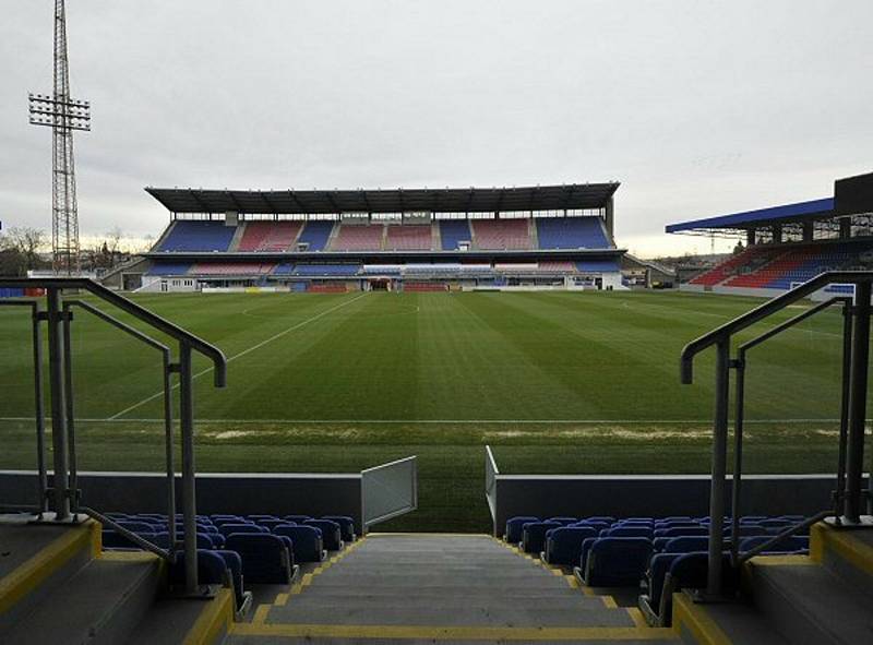 Plzeňská Doosan Arena. Jelikož fotbalový stadion v Plzni nesplňoval podmínky UEFA pro pořádání zápasů evropských pohárů, přistoupilo město v roce 2011 k rozsáhlé rekonstrukci a modernizaci stadionu. Stadion měl před rekonstrukcí kapacitu 7 475 sedících.