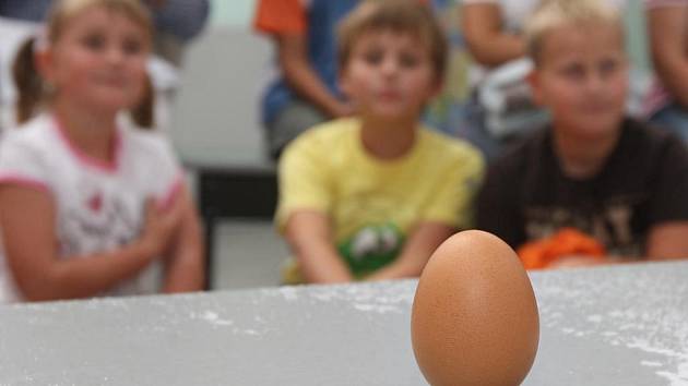 Čáry máry vajíčko. Tak se jmenovala jedna část letní vědecké show plzeňského science centra Techmania