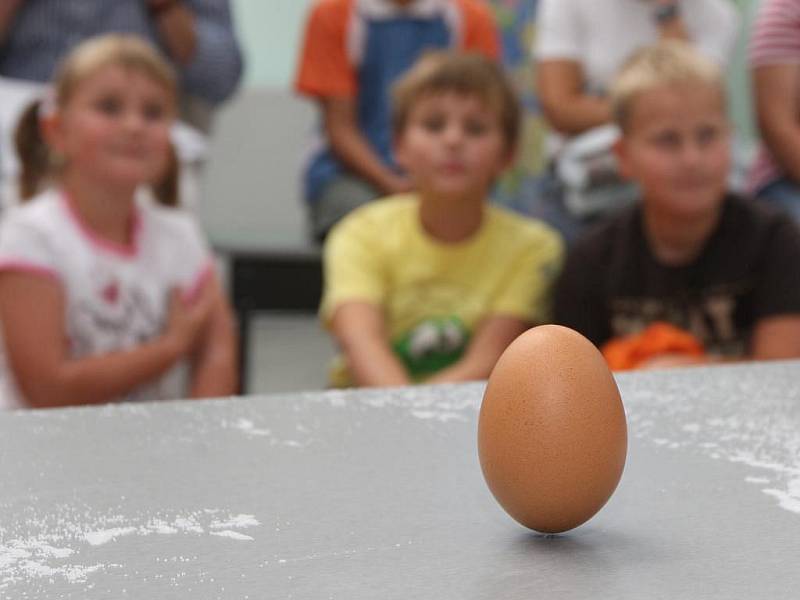 Čáry máry vajíčko. Tak se jmenovala jedna část letní vědecké show plzeňského science centra Techmania