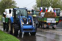 Třináct traktorů a zemědělských strojů vyjelo ve čtvrtek dopoledne v Třemošné na severním Plzeňsku na protestní jízdu obcí. Účastníci chtěli vyjádřit nespokojenost s nastavením dotačních pravidel v zemědělství a současnou nepříznivou energetickou situací.