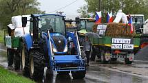 Třináct traktorů a zemědělských strojů vyjelo ve čtvrtek dopoledne v Třemošné na severním Plzeňsku na protestní jízdu obcí. Účastníci chtěli vyjádřit nespokojenost s nastavením dotačních pravidel v zemědělství a současnou nepříznivou energetickou situací.