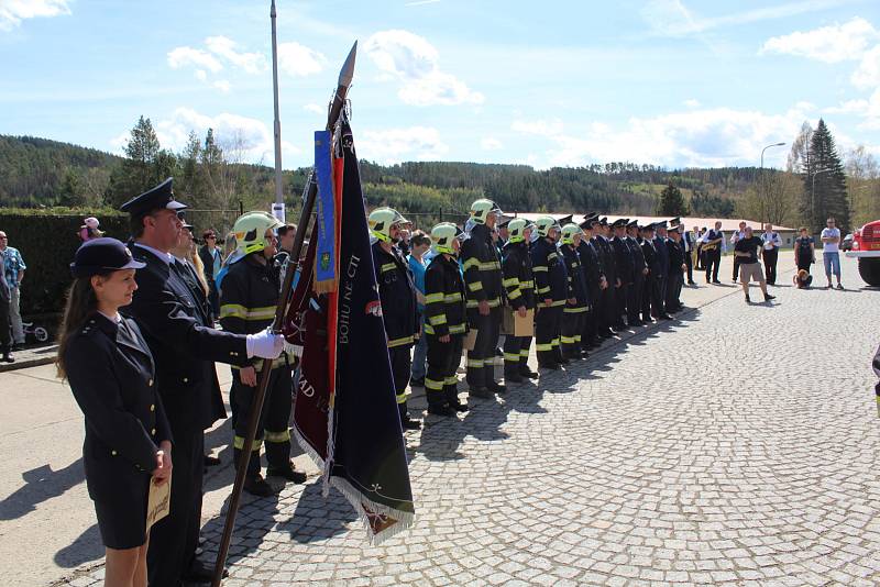 Hasiči v Kamýku nad Vltavou slavnostně křtili nový zásahový vůz.