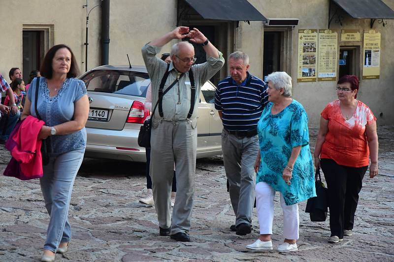 Na Karlštejn se vrátila kopie císařské koruny