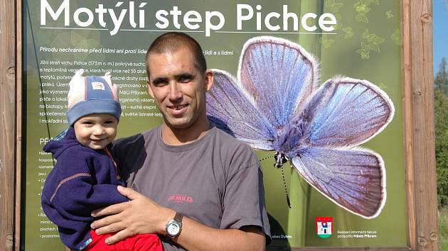 Ondřej Sedláček se svým synem Kryštofem v roce 2009 před jednou z motýlích rezervací, kterou pomáhal u Příbrami zakládat.