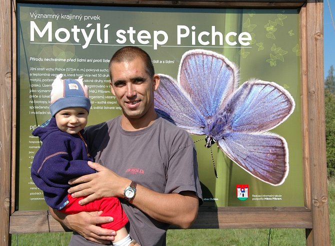 Ondřej Sedláček se svým synem Kryštofem v roce 2009 před jednou z motýlích rezervací, kterou pomáhal u Příbrami zakládat.