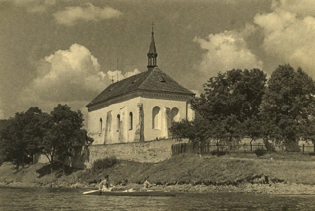 Kanoisté na Vltavě u levého živohošťského břehu před kostelem sv. Fabiána a Šebestiána po napuštění jezera v roce 1954.
